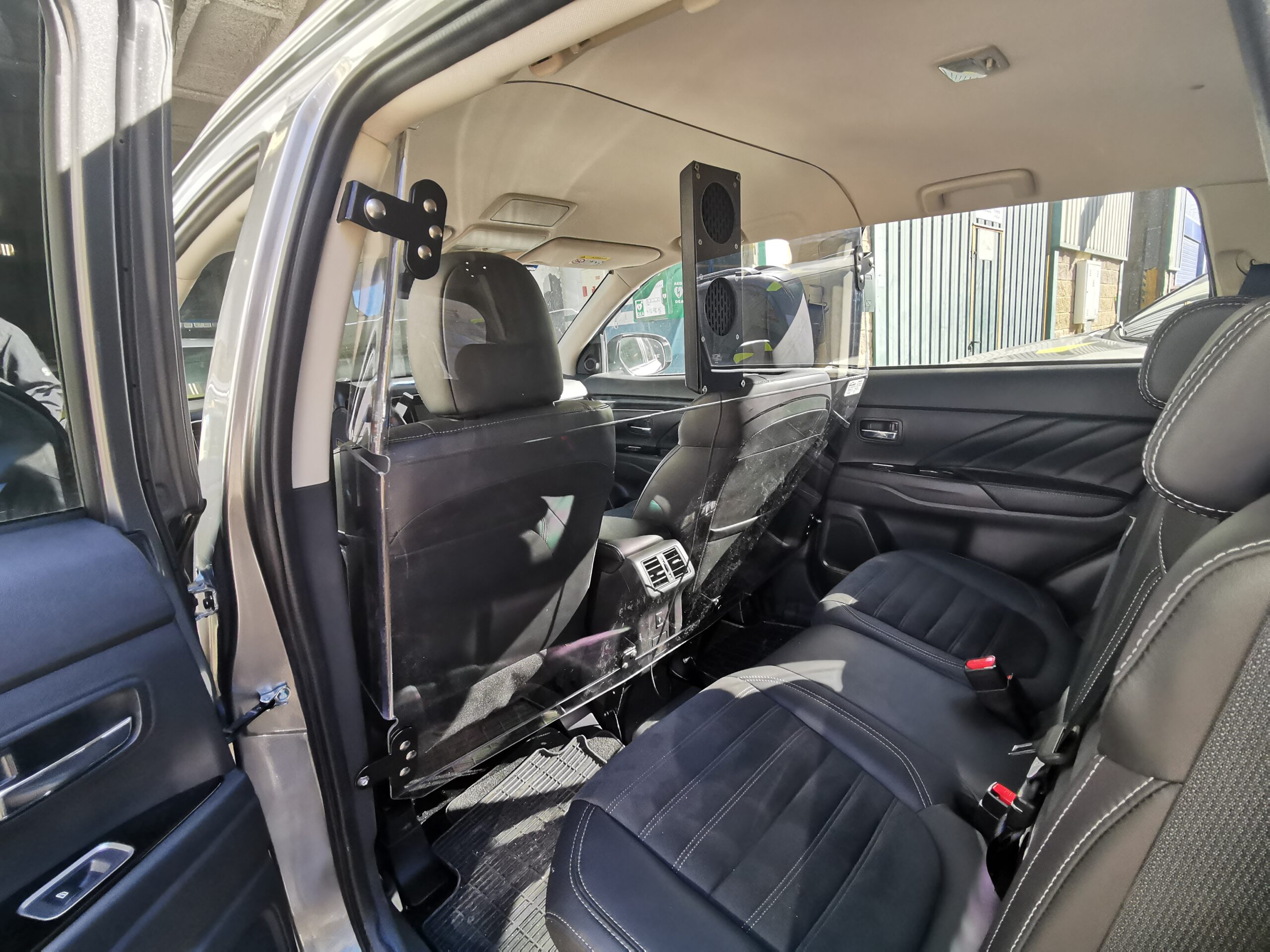 MAMPARA POLICIAL CON VENTILADOR